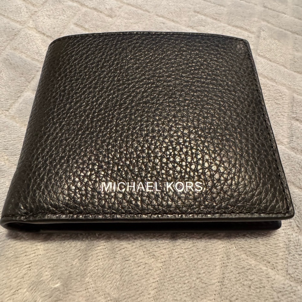 NEW Michael Kors Cooper Pebbled Leather Billfold Wallet. BLACK